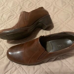 Clarks leather round closed toe Slip On Heel  Shoes Brown size 7.5